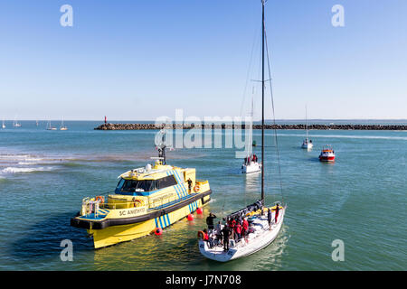 Sailing yacht in porto dopo la concorrenza nella gara Euro-Regatta Da Ostende a Ramsgate. Yacht hanno le vele verso il basso. Foto Stock