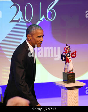 Baden-Baden, Germania. 25 Maggio, 2017. Ex presidente degli Stati Uniti Barack Obama del Deutscher Medienpreis 2016 (tedesco premio MEDIA 2016) premi al Kongresszentrum di Baden-Baden, Germania, 25 maggio 2017. Foto: Uli Deck/dpa/Alamy Live News Foto Stock