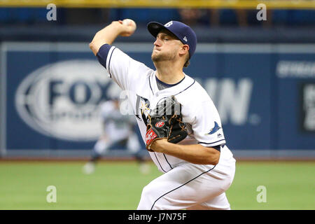 25 maggio 2017 - San Pietroburgo, Florida, Stati Uniti - Sarà VRAGOVIC | Orari.Tampa Bay Rays a partire lanciatore Matt Andriese (35) gettando nel secondo inning di gioco tra il Tampa Bay Rays e il Los Angeles Angeli a Tropicana in Campo San Pietroburgo, Fla. giovedì, 25 maggio 2017. (Credito Immagine: © sarà Vragovic/Tampa Bay volte via ZUMA filo) Foto Stock