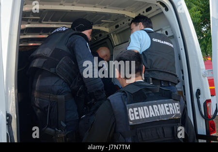 23 maggio 2017 - Saint-Paul, isola di Reunion, Francia - Attuazione del piano di NOVI (molte vittime ORSEC) in Saint-Paul questa mattina, con l'antenna GIGN de La Réunion e tutti gli attori di rilievo e la pubblica sicurezza. Scenario: Attentati presa di ostaggi in autobus pubblici ad uno stadio, quindi il ritiro dei terroristi all'interno dello stadio. Il GIGN tempeste di antenna e neutralizza i terroristi. Credito: Valerie Koch/ZUMA filo/Alamy Live News Foto Stock