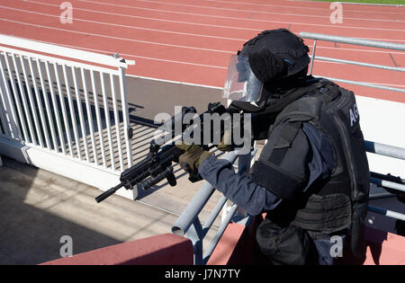 23 maggio 2017 - Saint-Paul, isola di Reunion, Francia - Attuazione del piano di NOVI (molte vittime ORSEC) in Saint-Paul questa mattina, con l'antenna GIGN de La Réunion e tutti gli attori di rilievo e la pubblica sicurezza. Scenario: Attentati presa di ostaggi in autobus pubblici ad uno stadio, quindi il ritiro dei terroristi all'interno dello stadio. Il GIGN tempeste di antenna e neutralizza i terroristi. Credito: Valerie Koch/ZUMA filo/Alamy Live News Foto Stock