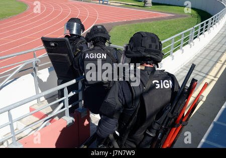 23 maggio 2017 - Saint-Paul, isola di Reunion, Francia - Attuazione del piano di NOVI (molte vittime ORSEC) in Saint-Paul questa mattina, con l'antenna GIGN de La Réunion e tutti gli attori di rilievo e la pubblica sicurezza. Scenario: Attentati presa di ostaggi in autobus pubblici ad uno stadio, quindi il ritiro dei terroristi all'interno dello stadio. Il GIGN tempeste di antenna e neutralizza i terroristi. Credito: Valerie Koch/ZUMA filo/Alamy Live News Foto Stock