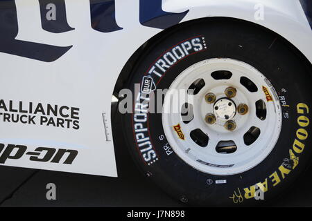 Charlotte, NC, Stati Uniti d'America. 25 Maggio, 2017. squadre mostrano il loro sostegno per i nostri militari con pneumatici speciali per la prima giornata di prove libere per la Coca Cola 600 a Charlotte Motor Speedway di Charlotte, NC. (Scott Kinser/Cal Sport Media) Credito: csm/Alamy Live News Foto Stock