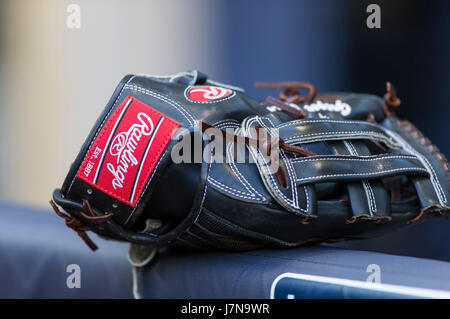 Milwaukee, WI, Stati Uniti d'America. 25 Maggio, 2017. Un guanto Rawlings siede sulla rampa della piroga prima della Major League Baseball gioco tra il Milwaukee Brewers e l'Arizona Diamondbacks a Miller Park di Milwaukee, WI. John Fisher/CSM/Alamy Live News Foto Stock