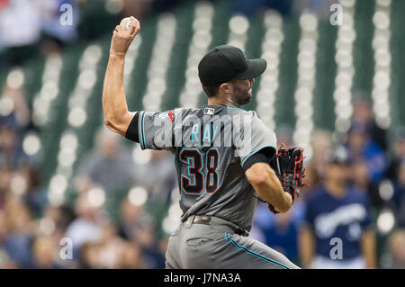 Milwaukee, WI, Stati Uniti d'America. 25 Maggio, 2017. 25 maggio 2017: Arizona Diamondbacks a partire lanciatore Robbie Ray #38 offre un passo nella Major League Baseball gioco tra il Milwaukee Brewers e l'Arizona Diamondbacks a Miller Park di Milwaukee, WI. John Fisher/CSM/Alamy Live News Foto Stock