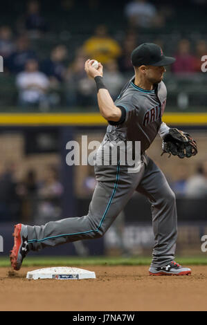 Milwaukee, WI, Stati Uniti d'America. 25 Maggio, 2017. Arizona Diamondbacks interbase Chris Owings #16 in azione durante il Major League Baseball gioco tra il Milwaukee Brewers e l'Arizona Diamondbacks a Miller Park di Milwaukee, WI. John Fisher/CSM/Alamy Live News Foto Stock