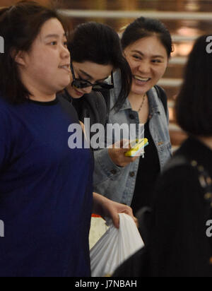 Guangzh, Guangzh, Cina. Il 4 maggio, 2017. Attrice cinese Fan Bingbing all'aeroporto di Guangzhou, Cina del sud della provincia di Guangdong, Maggio 4th, 2017. Credito: SIPA Asia/ZUMA filo/Alamy Live News Foto Stock