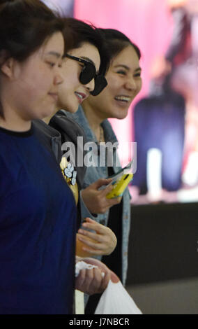 Guangzh, Guangzh, Cina. Il 4 maggio, 2017. Attrice cinese Fan Bingbing all'aeroporto di Guangzhou, Cina del sud della provincia di Guangdong, Maggio 4th, 2017. Credito: SIPA Asia/ZUMA filo/Alamy Live News Foto Stock
