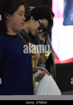 Guangzh, Guangzh, Cina. Il 4 maggio, 2017. Attrice cinese Fan Bingbing all'aeroporto di Guangzhou, Cina del sud della provincia di Guangdong, Maggio 4th, 2017. Credito: SIPA Asia/ZUMA filo/Alamy Live News Foto Stock
