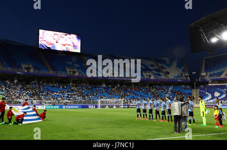 Suwon, Corea del Sud. Xxiv Maggio, 2017. U-20 Uruguay gruppo team line-up (URU) Calcio/Calcetto : Uruguay i giocatori a cantare l'inno nazionale prima che la FIFA U-20 World Cup Corea Repubblica 2017 Gruppo D match tra Uruguay 2-0 Giappone a Suwon World Cup Stadium di Suwon, Corea del Sud . Credito: Kenzaburo Matsuoka/AFLO/Alamy Live News Foto Stock