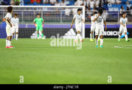 Suwon, Corea del Sud. Xxiv Maggio, 2017. Giappone team group (JPN) Calcio/Calcetto : Takefusa Kubo del Giappone guarda sconsolato dopo ammettendo un secondo obiettivo durante il FIFA U-20 World Cup Corea Repubblica 2017 Gruppo D match tra Uruguay 2-0 Giappone a Suwon World Cup Stadium di Suwon, Corea del Sud . Credito: Kenzaburo Matsuoka/AFLO/Alamy Live News Foto Stock