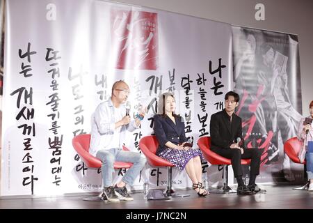 Seul in Corea. 25 Maggio, 2017. Lee Je-hoon, Luna Choi partecipare alla conferenza di produzione del parco si trovano a Seul, in Corea il 25 maggio, 2017.(Cina e Corea diritti) Credito: TopPhoto/Alamy Live News Foto Stock