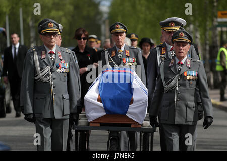 Helsinki. 26 Maggio, 2017. Bara dell ex presidente finlandese Mauno Koivisto viene spostato durante il funerale nel cimitero Hietaniemi a Helsinki in Finlandia il 25 maggio. 2017. Ex Presidente finlandese Mauno Koivisto fu sepolto con gli onori militari a Helsinki il giovedì. Credito: Matti Matikainen/Xinhua/Alamy Live News Foto Stock