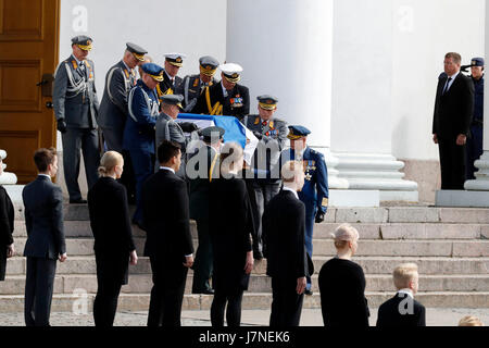 Helsinki. 26 Maggio, 2017. Bara dell ex presidente finlandese Mauno Koivisto viene spostato durante il funerale nel cimitero Hietaniemi a Helsinki in Finlandia il 25 maggio. 2017. Ex Presidente finlandese Mauno Koivisto fu sepolto con gli onori militari a Helsinki il giovedì. Credito: Matti Matikainen/Xinhua/Alamy Live News Foto Stock