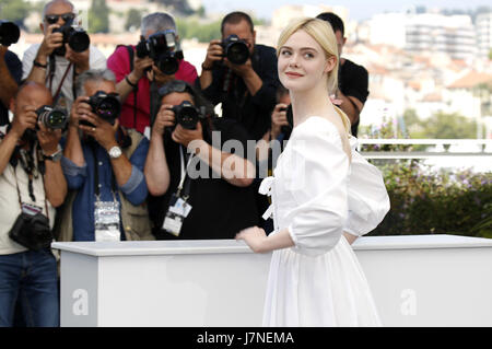 Cannes, Frankreich. Xxiv Maggio, 2017. Elle Fanning al "ingannato/Die Verführten' photocall durante il settantesimo Cannes Film Festival presso il Palais des Festivals il 24 maggio 2017 a Cannes, Francia | Verwendung weltweit/picture alliance Credit: dpa/Alamy Live News Foto Stock