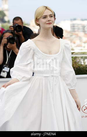 Cannes, Frankreich. Xxiv Maggio, 2017. Elle Fanning al "ingannato/Die Verführten' photocall durante il settantesimo Cannes Film Festival presso il Palais des Festivals il 24 maggio 2017 a Cannes, Francia | Verwendung weltweit/picture alliance Credit: dpa/Alamy Live News Foto Stock