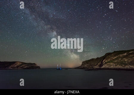 Lulworth Cove, Dorset, Regno Unito. 26 Maggio, 2017. Via Lattea e milioni di stelle sopra la famosa baia sulla costa sud. aA fine e chiara notte senza nuvole con il tempo impostato per continuare con una calda giornata di sole a seguire. Credito: Dan Tucker/Alamy Live News Foto Stock