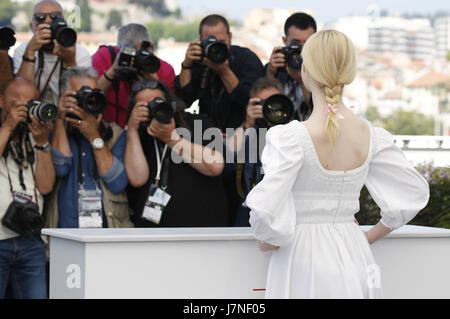 Cannes, Frankreich. Xxiv Maggio, 2017. Elle Fanning al "ingannato/Die Verführten' photocall durante il settantesimo Cannes Film Festival presso il Palais des Festivals il 24 maggio 2017 a Cannes, Francia | Verwendung weltweit/picture alliance Credit: dpa/Alamy Live News Foto Stock