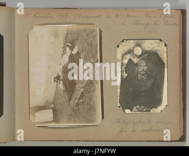 Questo album, attribuito ad Alphonse Bertillon, presenta una collezione di fotografie di scene del crimine di Parigi, che offrono uno sguardo storico sulle tecniche forensi all'inizio del XX secolo. Bertillon fu una figura pionieristica nell'identificazione criminale e nella fotografia. Foto Stock