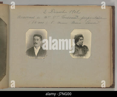 L'"album delle scene del crimine di Parigi" è una raccolta storica di fotografie attribuite ad Alphonse Bertillon, un ufficiale di polizia francese e pioniere nell'identificazione criminale. L'album presenta la prima documentazione della scena del crimine ed è importante nella storia della fotografia forense. Foto Stock