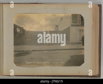 Questo album, attribuito ad Alphonse Bertillon, contiene fotografie di scene del crimine a Parigi durante la fine del XIX secolo. Bertillon è noto per la fotografia forense pionieristica e per i suoi contributi alle indagini penali. Foto Stock