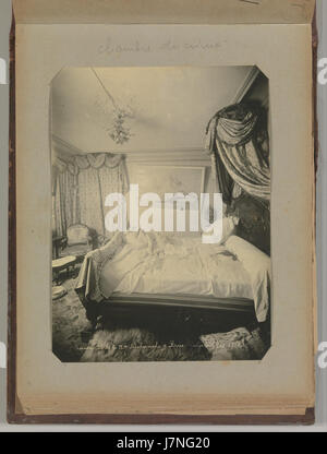 L'"album of Paris Crime Scenes" contiene fotografie di scene del crimine scattate da Alphonse Bertillon, un pioniere nell'antropologia criminale. L'album fornisce uno sguardo storico alle indagini sul crimine a Parigi, concentrandosi sul metodo di Bertillon per identificare i criminali attraverso caratteristiche fisiche. Foto Stock