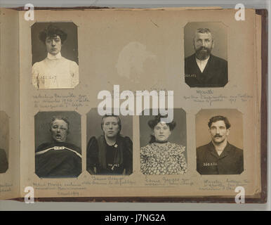 Questo album contiene una raccolta di scene del crimine parigine catturate da Alphonse Bertillon, un criminologo francese. Noto per aver sviluppato il sistema di identificazione di Bertillon, le sue fotografie offrono uno sguardo storico alle indagini penali nella Parigi del XIX secolo. Foto Stock