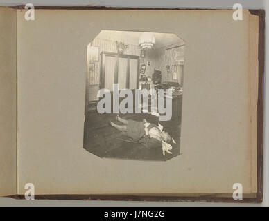 Questo album contiene fotografie di scene del crimine a Parigi, attribuite ad Alphonse Bertillon, un pioniere criminologo e fotografo francese noto per lo sviluppo del primo metodo sistematico di identificazione criminale, chiamato antropometria. Foto Stock