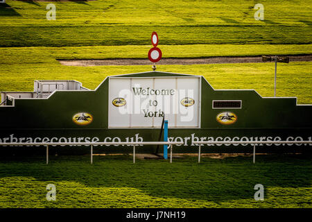 Benvenuto a York segno a York Racecourse, York, Regno Unito Foto Stock