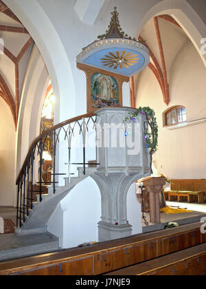 L'immagine del 28 aprile 2012 cattura la chiesa parrocchiale di San Giorgio (Pfarrkirche hl. Georg) a St. Georgen am Ybbsfelde, Austria. Questa chiesa, con la sua storia significativa, è un notevole esempio di architettura ecclesiastica austriaca. Foto Stock