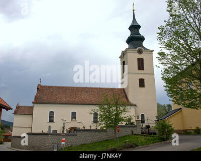 Chiesa parrocchiale di San Martino, dedicata a San Martino, situata in una regione specifica. L'immagine può evidenziare l'architettura della chiesa o un evento specifico che si è verificato nel maggio 2012. Foto Stock