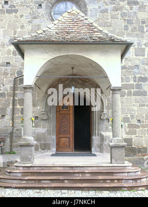 Questa immagine cattura la chiesa parrocchiale di Riegersburg (Pfarrkirche hl. Martin), con sede in Austria. La chiesa è un importante sito religioso e architettonico, che mostra il suo significato storico e il suo ruolo nella comunità. Foto Stock