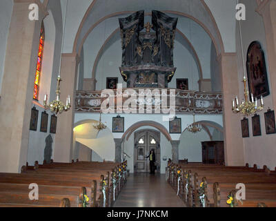 «2012.05.21 Riegersburg Pfarrkirche hl. Martin 09' si riferisce a un evento o a una visita il 21 maggio 2012 alla chiesa parrocchiale di San Martino a Riegersburg, Austria. Questa chiesa, conosciuta per il suo significato storico e architettonico, è dedicata a San Martino ed è stata a lungo un centro di vita religiosa nella regione. Foto Stock