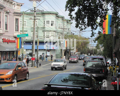Questa è un'immagine di Castro Street, una posizione storicamente significativa a San Francisco. La strada è conosciuta per la sua vivace comunità e l'impatto culturale sulla città. Foto Stock