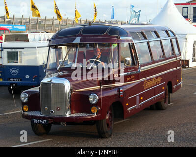 Questa immagine mostra una Mercedes-Benz L312/48 del 1959, un modello classico noto per il suo design vintage e la sua ingegneria. Il veicolo riflette il lusso e la cura artigianale del marchio Mercedes-Benz alla fine degli anni '1950 Foto Stock