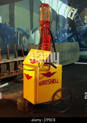 1930 Airfield fuelbowser (primo) Aeroshell Foto Stock