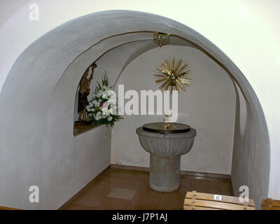 Questa immagine cattura la chiesa parrocchiale di Viehdorf (Pfarrkirche hll. Petrus und Paulus) a Viehdorf, forse dal 14 novembre 2012. La chiesa è conosciuta per il suo significato storico e le sue caratteristiche architettoniche. Foto Stock