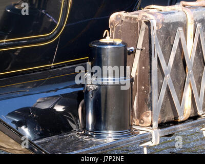 La Ford Runabout del 1914 è uno dei primi modelli della rivoluzionaria automobile di Henry Ford, che rappresenta un passo significativo nella produzione di massa di automobili. Noto per il suo design compatto, era popolare per uso personale e spianò la strada ai futuri veicoli Ford. Foto Stock