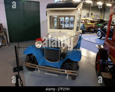 La Ford Model A Ice Cream Van del 1930 è un veicolo d'epoca, parte della storia automobilistica americana del XX secolo. Noto per il suo design classico, questo particolare furgone rappresenta una forma iconica di servizio mobile di ristorazione di quell'epoca. Foto Stock