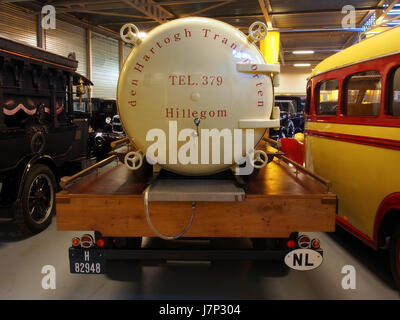 La Ford AA 1928 è un modello di autocarro classico noto per il suo design robusto. La variante Tankauto tipo 188 A è progettata specificamente con un corpo serbatoio per scopi di trasporto e di utilità. Foto Stock