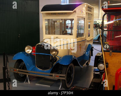 La Ford Model A Ice Cream Van del 1930 è un veicolo d'epoca che esemplifica il design americano dei primi anni del XX secolo. Il modello A era popolare per la sua versatilità e durata, e la sua conversione in un furgone di gelati mostra il suo uso pratico per le aziende locali durante l'epoca. Questo particolare modello è una rappresentazione storica dei servizi alimentari mobili. Foto Stock