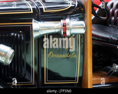 La Ford 188 Del 1929, Un camion dei vigili del fuoco, un classico pezzo di storia antincendio, presenta attrezzature antincendio d'epoca e design dei veicoli dei primi anni del XX secolo. Foto Stock