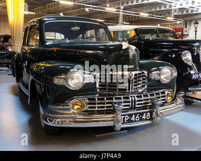 Questa immagine raffigura una berlina Lincoln 76H del 1947, una classica auto di lusso americana. Conosciuto per il suo design elegante e le sue caratteristiche di lusso, rappresenta la storia automobilistica della metà del XX secolo. Foto Stock