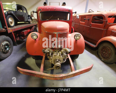Questo titolo si riferisce a un'immagine storica di un motore antincendio Volvo del 1945, che ne evidenzia il design, la funzionalità e il ruolo nell'estinzione degli incendi durante la metà del XX secolo. Foto Stock