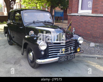 La Vauxhall Wyvern serie L 1951 era un modello di auto popolare prodotto dalla casa automobilistica britannica Vauxhall. Noto per il suo design distintivo e l'affidabilità, il Wyvern fu ampiamente utilizzato all'inizio del dopoguerra, offrendo un veicolo pratico ed elegante per famiglie e professionisti. Rimane un classico esempio del design automobilistico dei primi anni '1950. Foto Stock