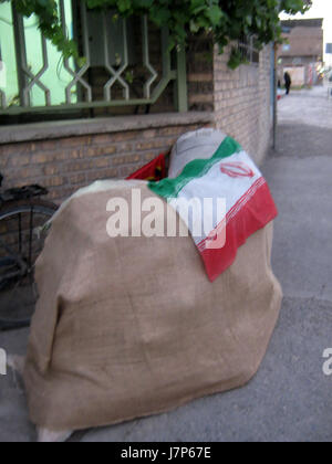 Questa fotografia da Shahrivar Street a Nishapur cattura la vita quotidiana e l'atmosfera vivace di questa storica città in Iran. L'immagine fornisce uno sguardo sulla cultura locale, la vita urbana e il paesaggio architettonico di Nishapur. Foto Stock