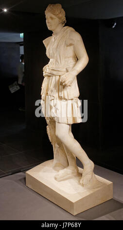 La statua di Artemide, situata presso il Museo del Louvre (Ma2906 n02), è una scultura greca classica che rappresenta la dea Artemide. Questo pezzo ben conservato mette in mostra dettagli intricati del suo abbigliamento e presenta la dea in una posizione preparata, simboleggiando il suo ruolo di protettrice della caccia e della natura. Foto Stock