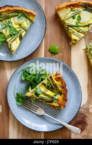 Gli asparagi e Jersey Royal crostata di patate Foto Stock