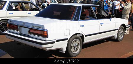 Questa immagine mostra la vista posteriore di una Toyota Mark II grande del 1988, che mostra il suo design classico e le caratteristiche tipiche delle berline di lusso della fine degli anni '1980. Foto Stock