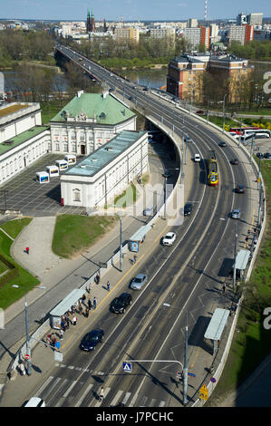 Trasa W-Z, i mezzi di trasporto pubblico di Varsavia e il Palazzo Copper-Roof (Palac Pod Blacha) a Varsavia Città Vecchia elencati dall'UNESCO Patrimonio dell'umanità, Varsavia, Polonia Foto Stock